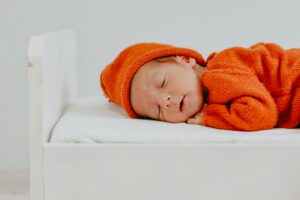 Foto de Fadime Erbass: https://www.pexels.com/pt-br/foto/adoravel-encantador-cativante-bebe-10814611/